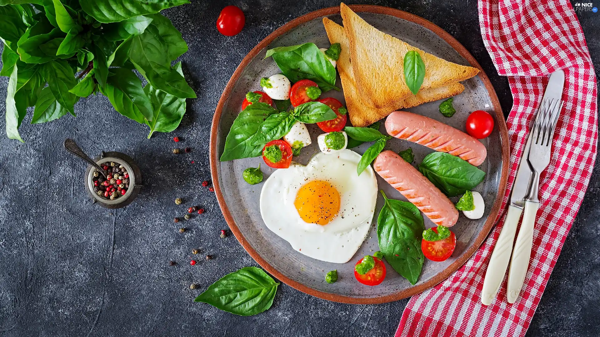 basil, Fried Egg, bread, rubber, slices, breakfast, sausages, cutlery, tomatoes, heart