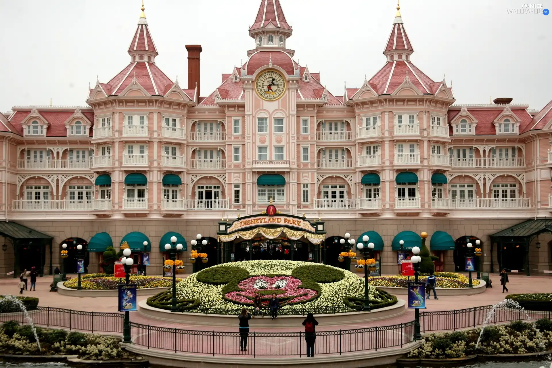 Paris, Hotel hall, Disneyland