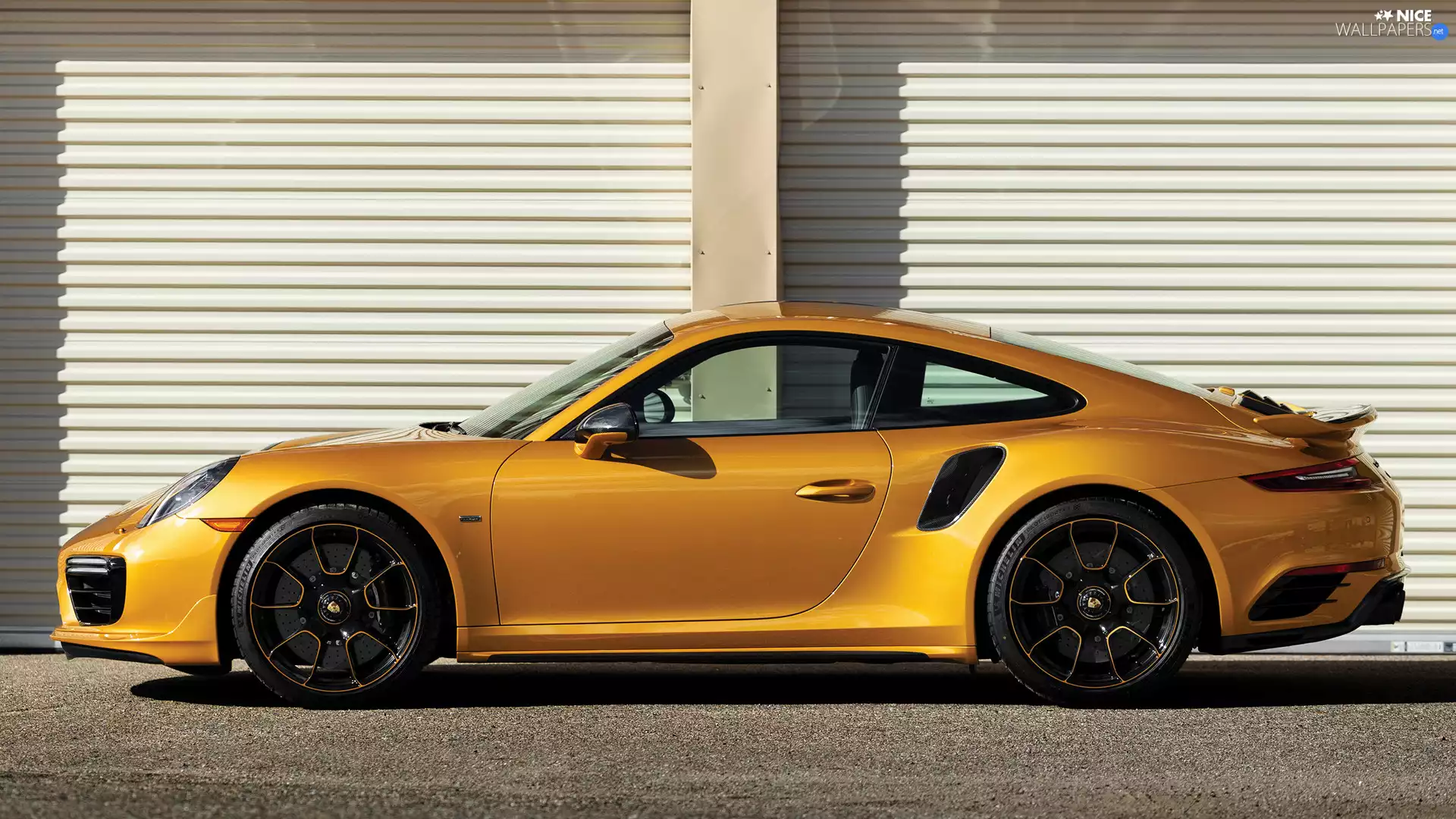 Porsche 911 Turbo S, side