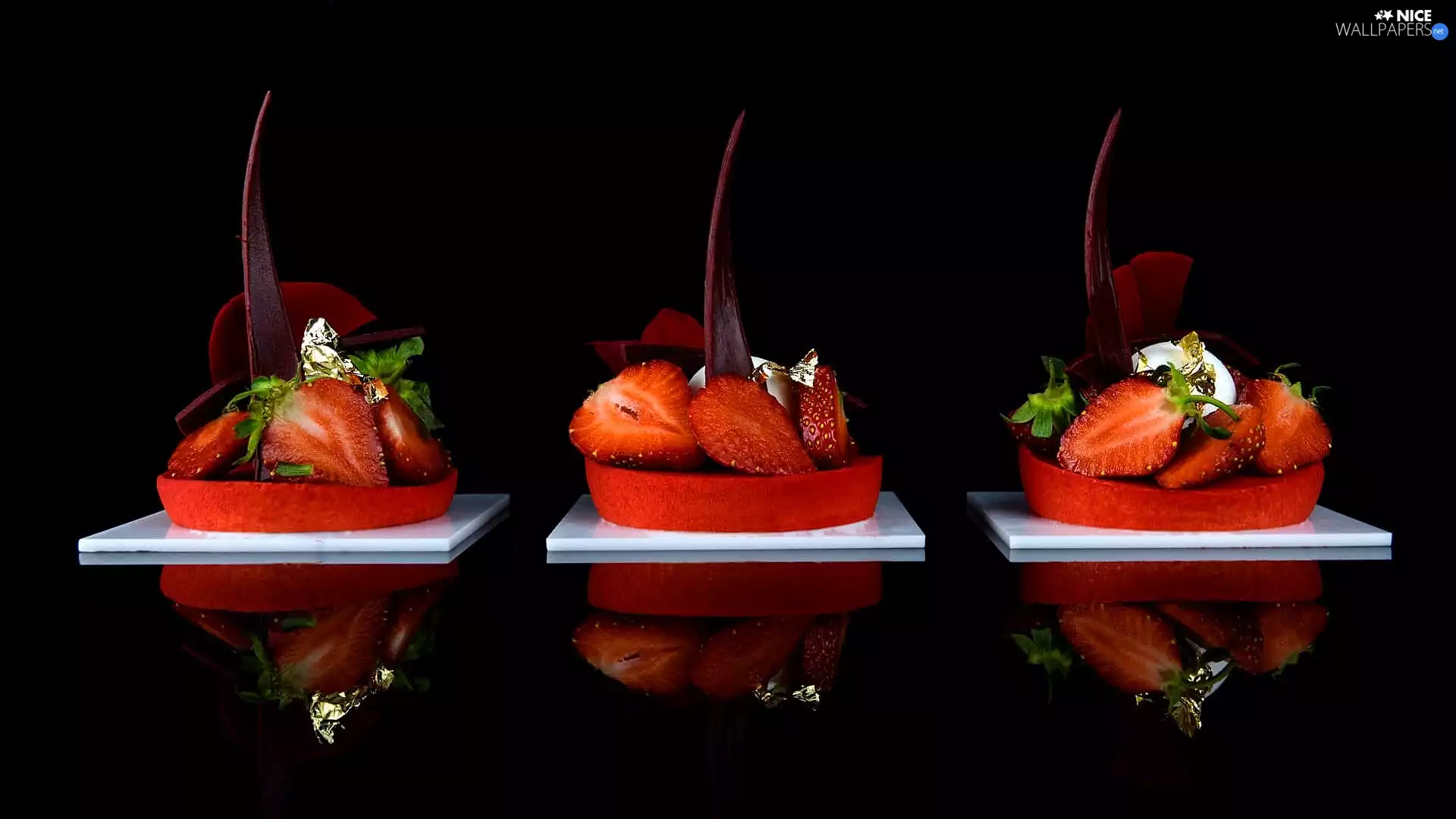 strawberries, Cookies, Dark Background, reflection, chocolate, dessert