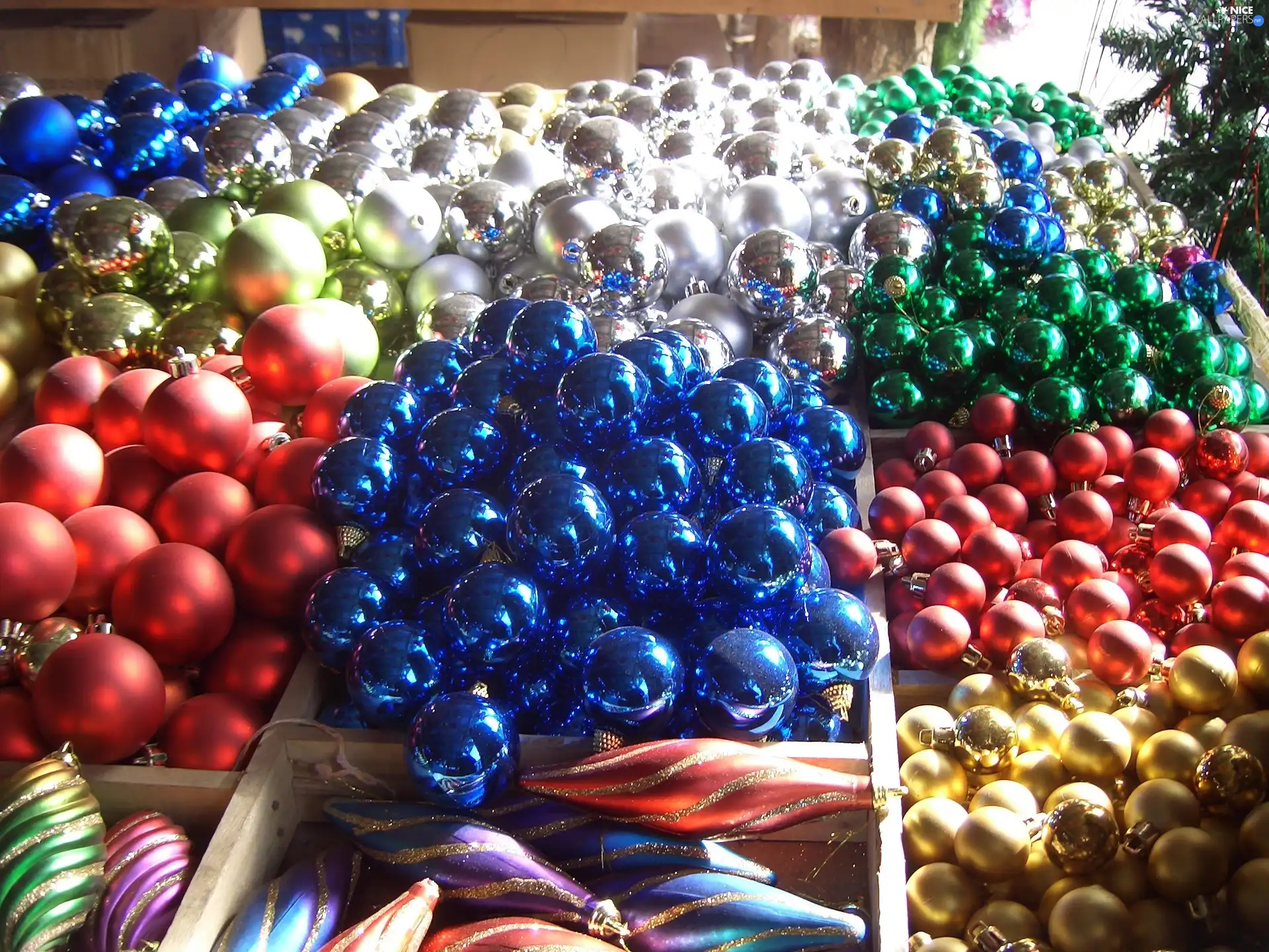 color, baubles