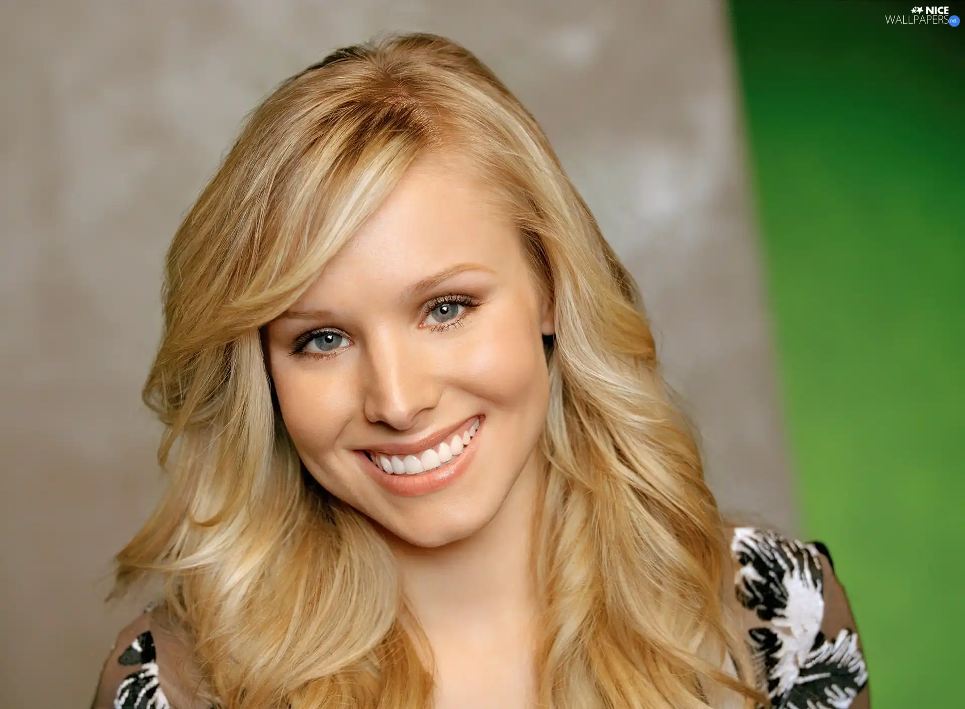 smiling, Kristen Bell