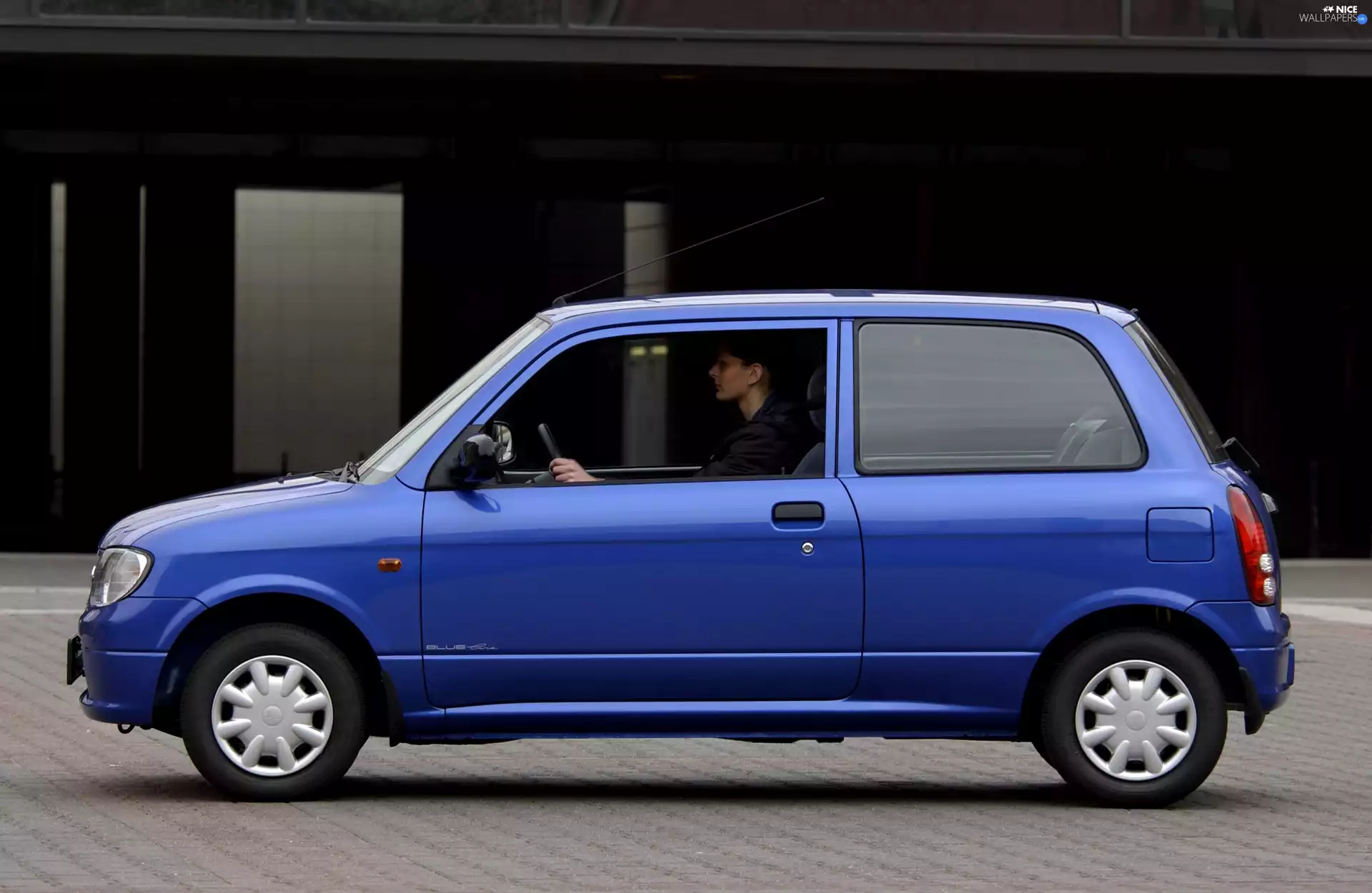 Line, Daihatsu Cuore, blue