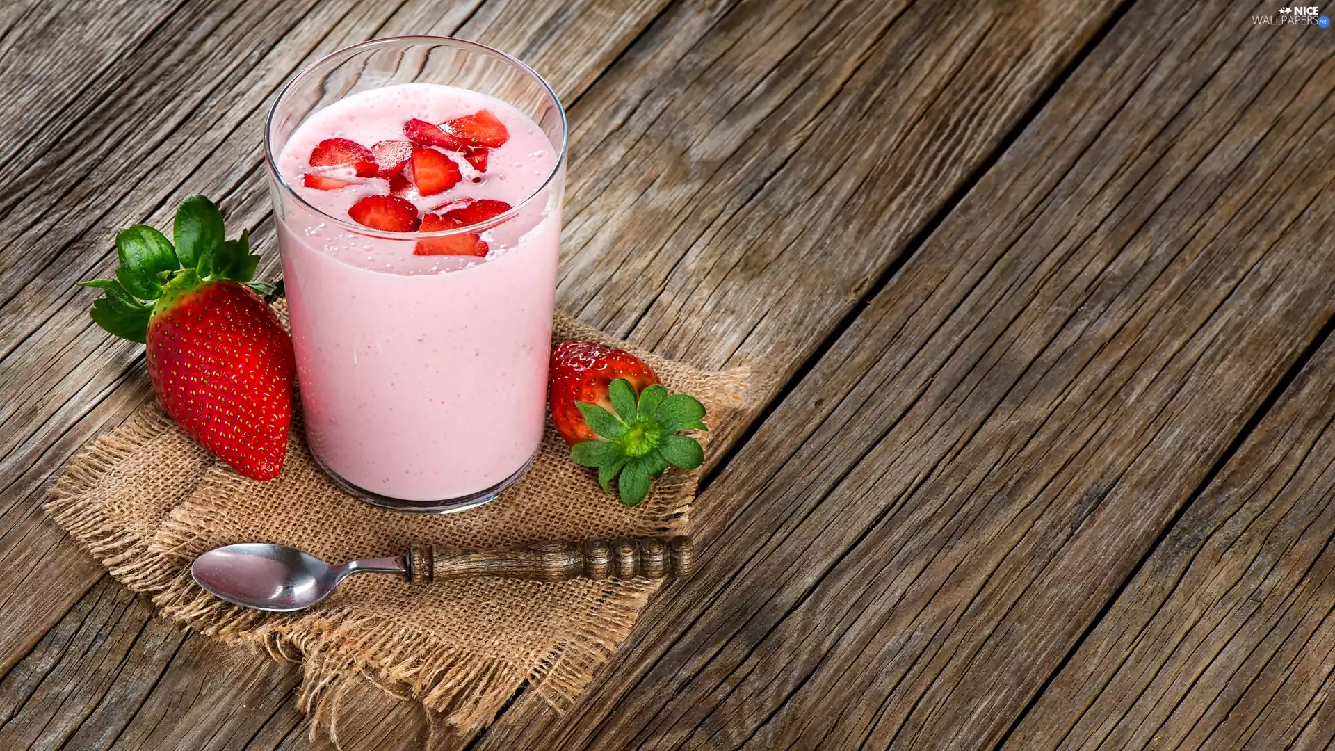 napkin, boarding, strawberries, teaspoon, cocktail