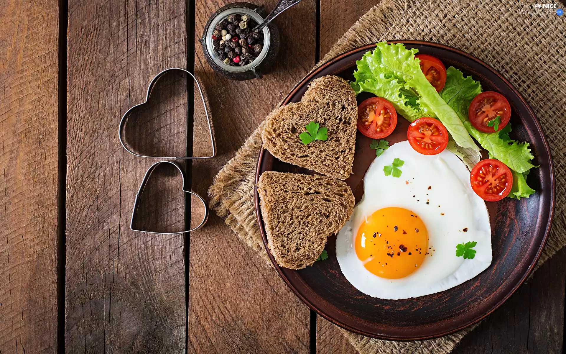 molds, bread, egg, tablecloth, Cherry tomatoes, breakfast, hearts, boarding, plate, lettuce