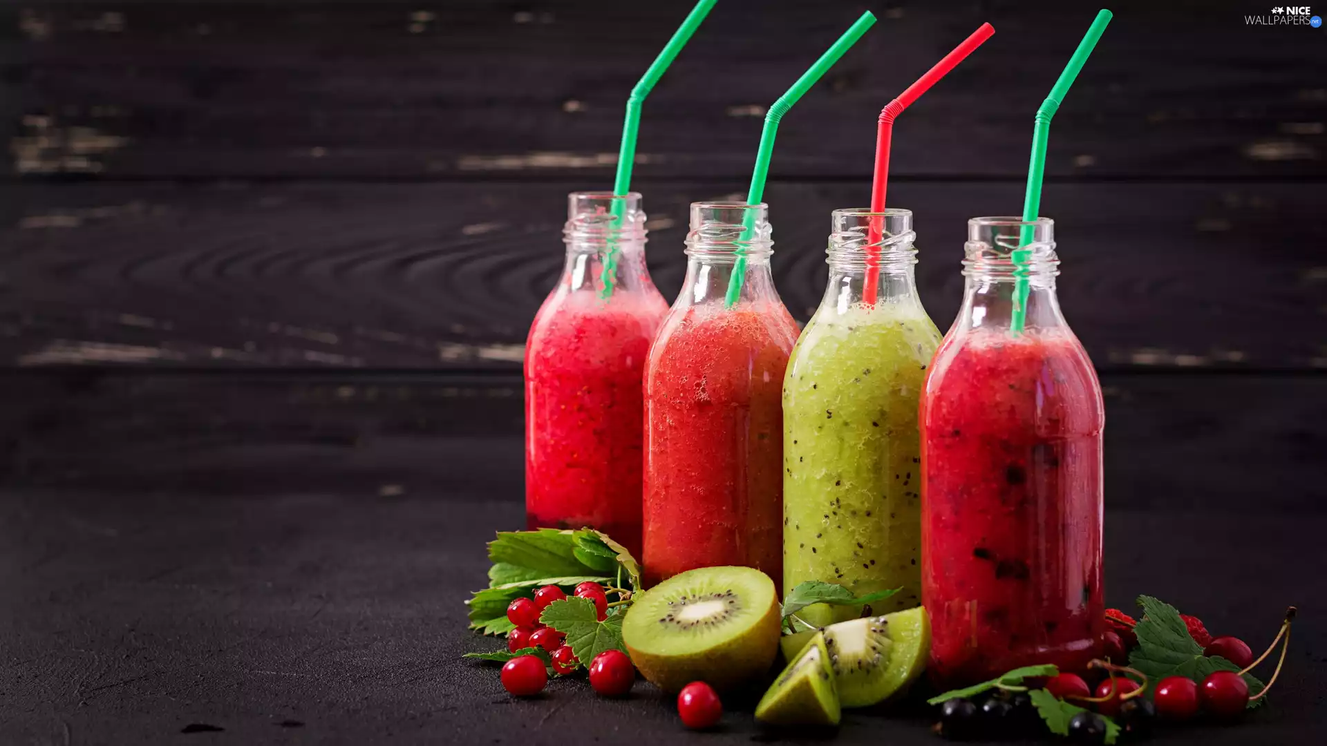 straws, Juices, currants, cherries, kiwi, Bottles