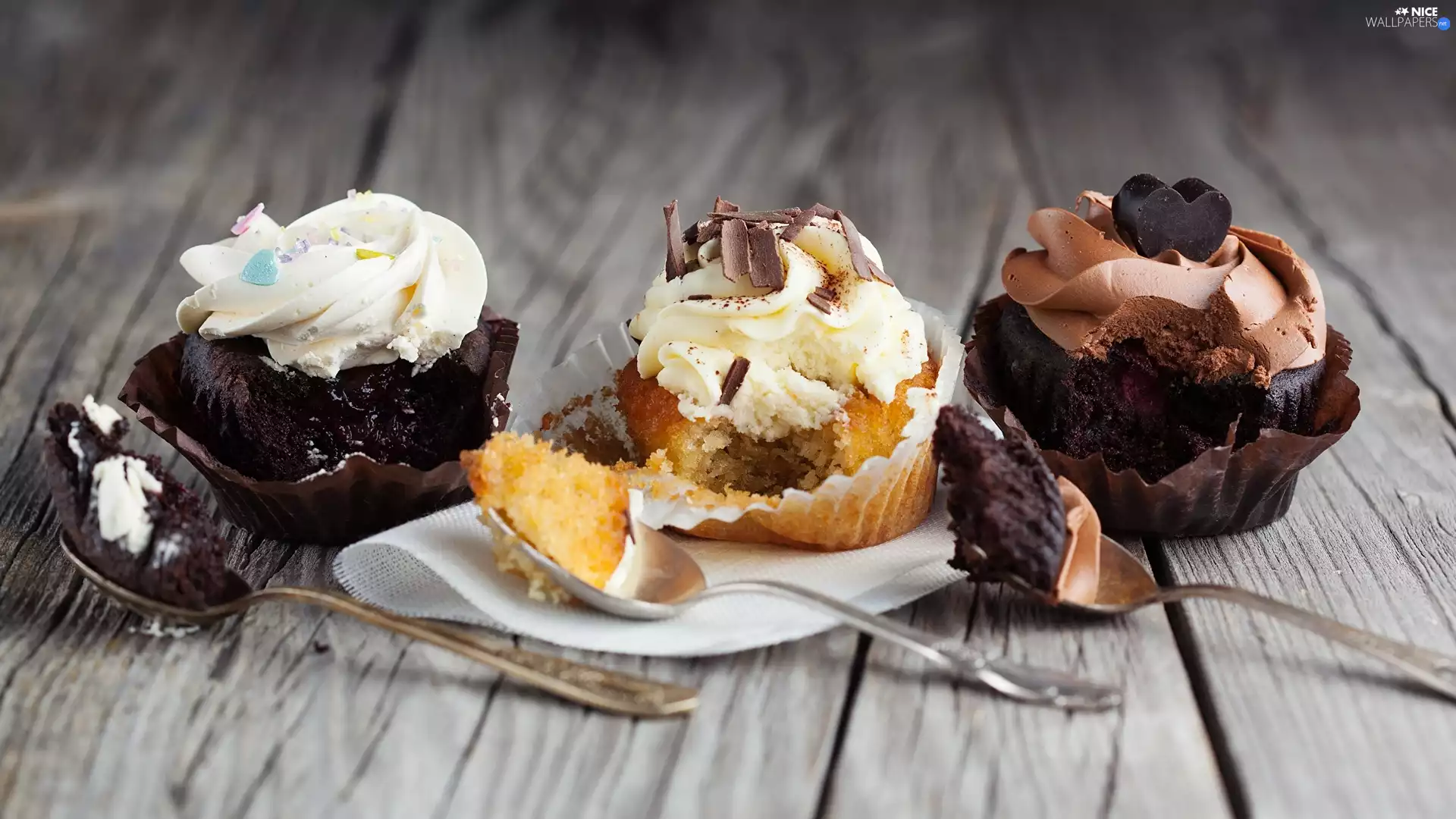 Muffins, Spoons, boarding, cream