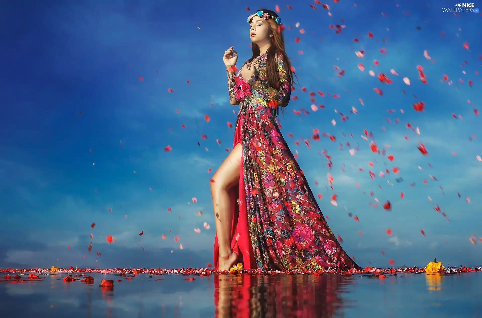 Floral, brunette, dress, mode, flowers, water, water, flakes, wreath