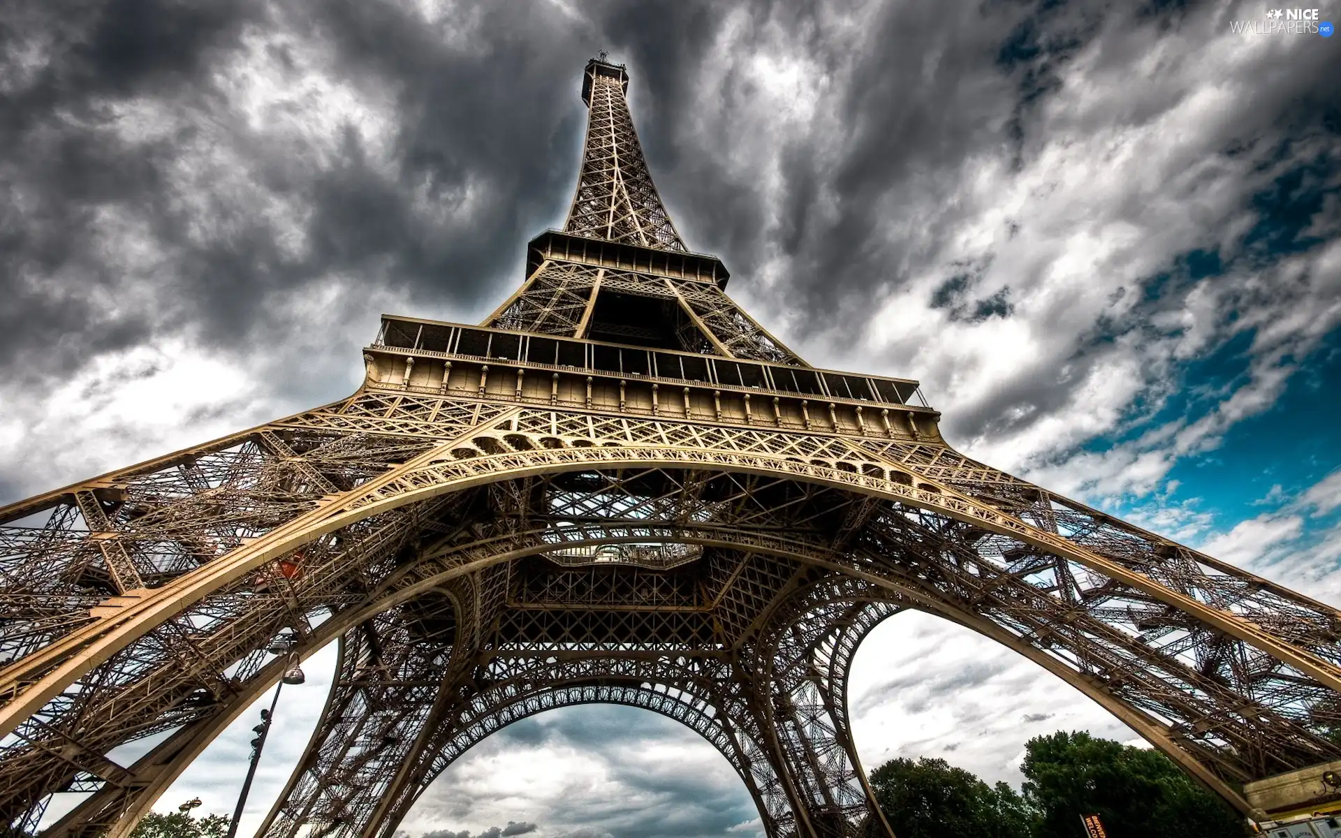 Eiffla Tower, clouds