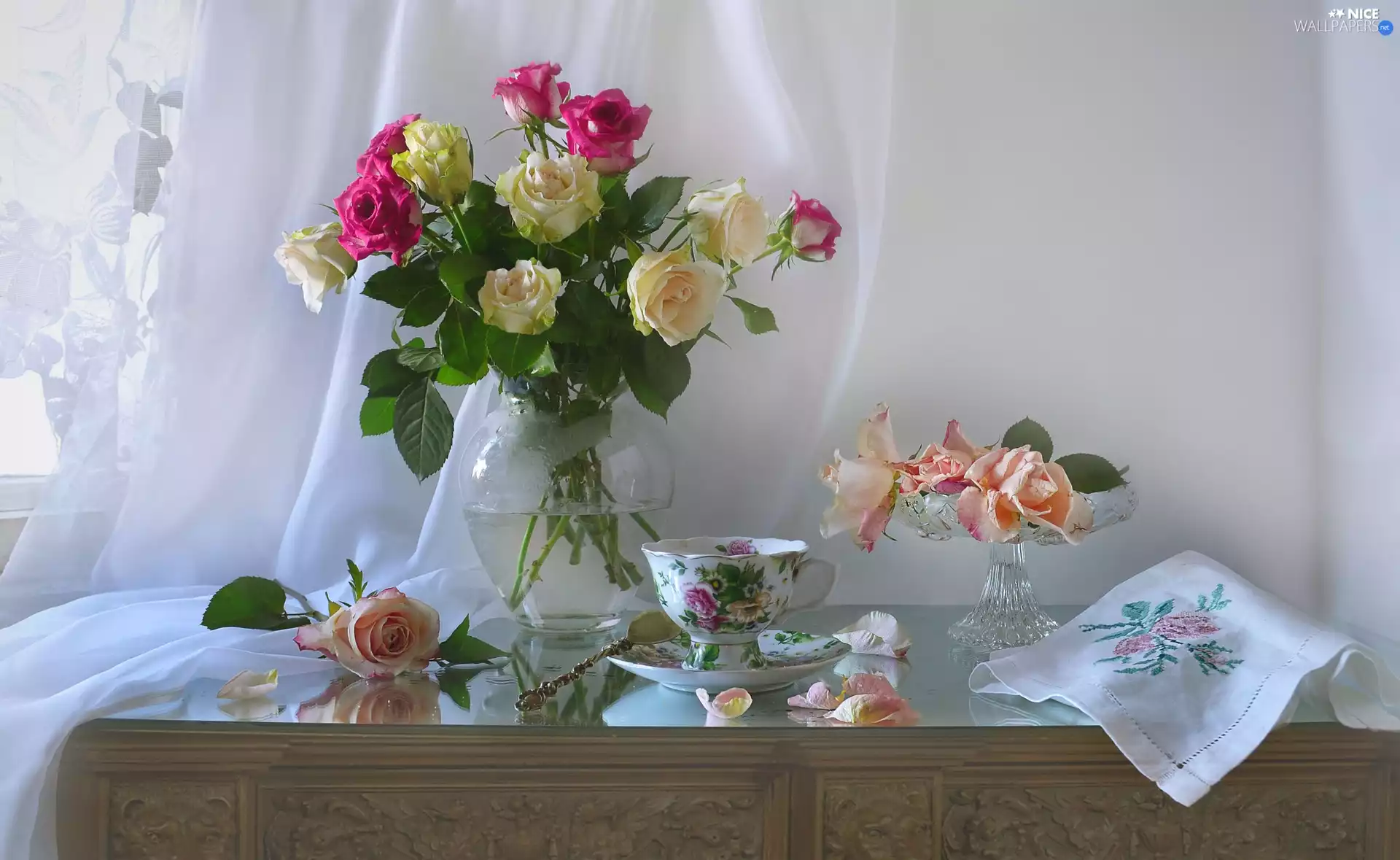 blade, curtain, cup, Vase, roses, saucer, plateau, composition, teaspoon, flakes, Flowers, bouquet