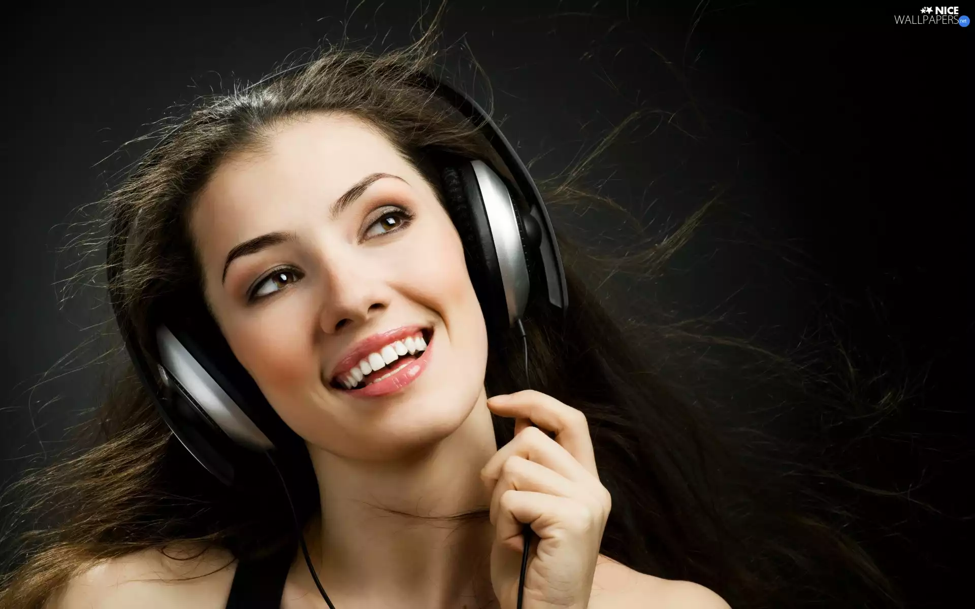 HEADPHONES, Beauty, brunette