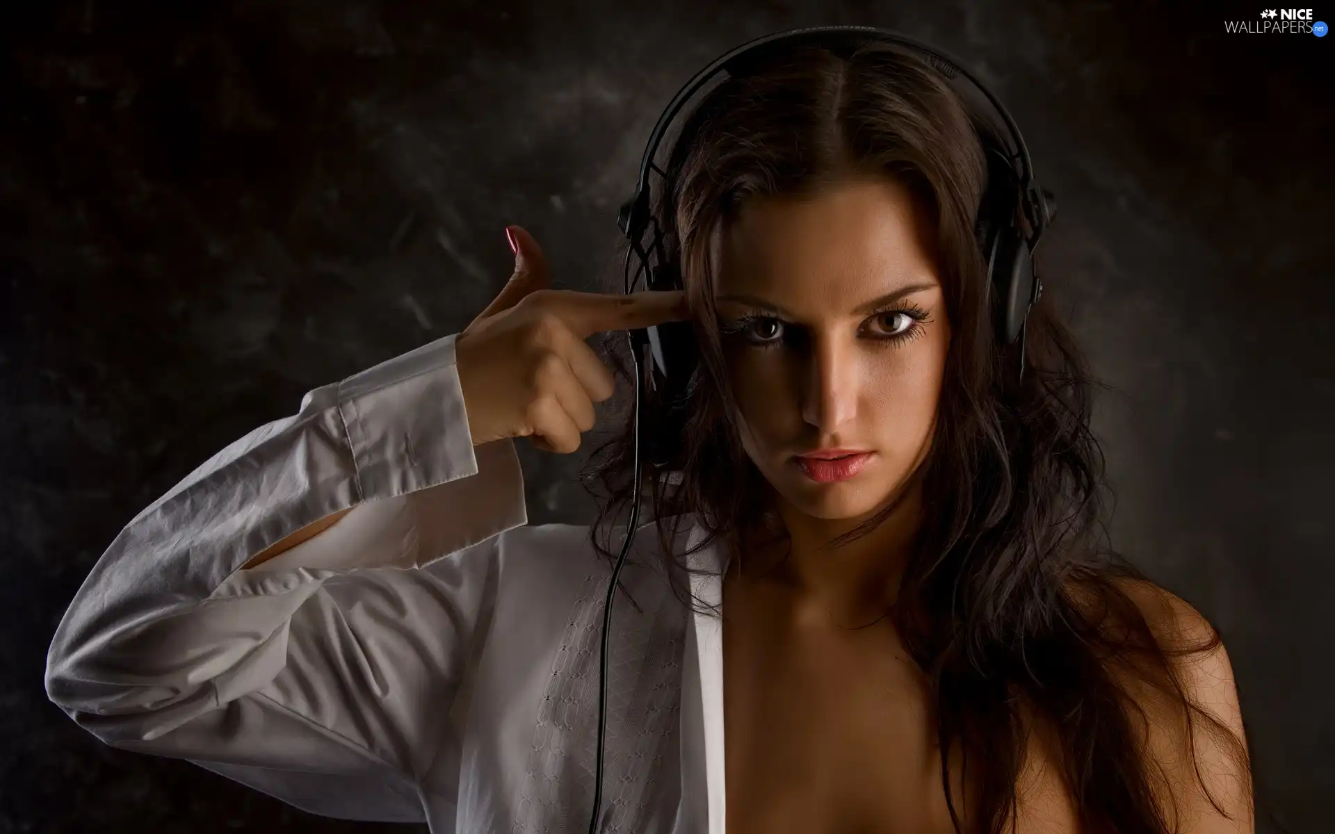 HEADPHONES, Women, brunette