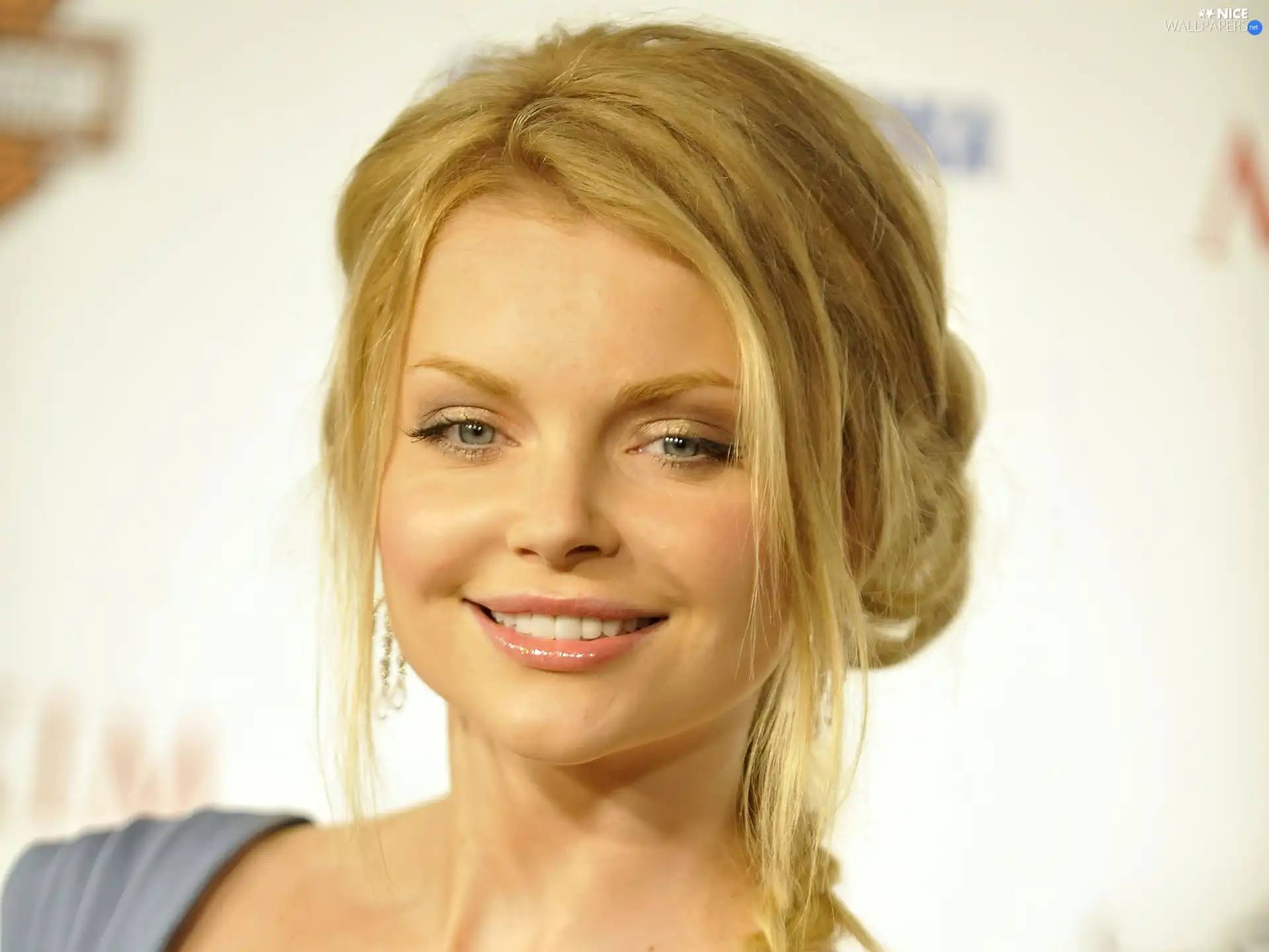 Izabella Miko, Smile