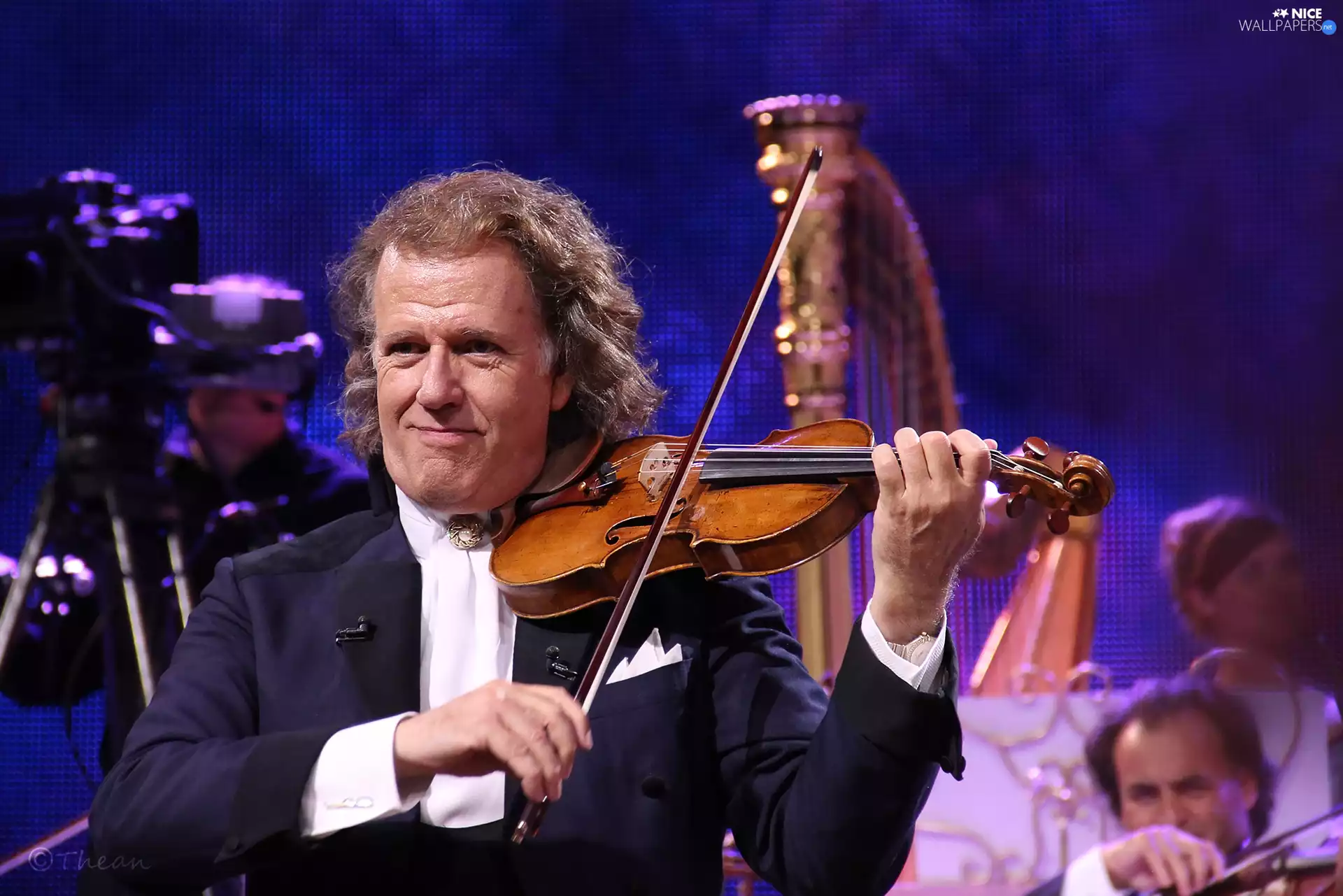 Johan Strauss Orchestra, Andre Rieu, Concert, bath-tub, violin, violinist