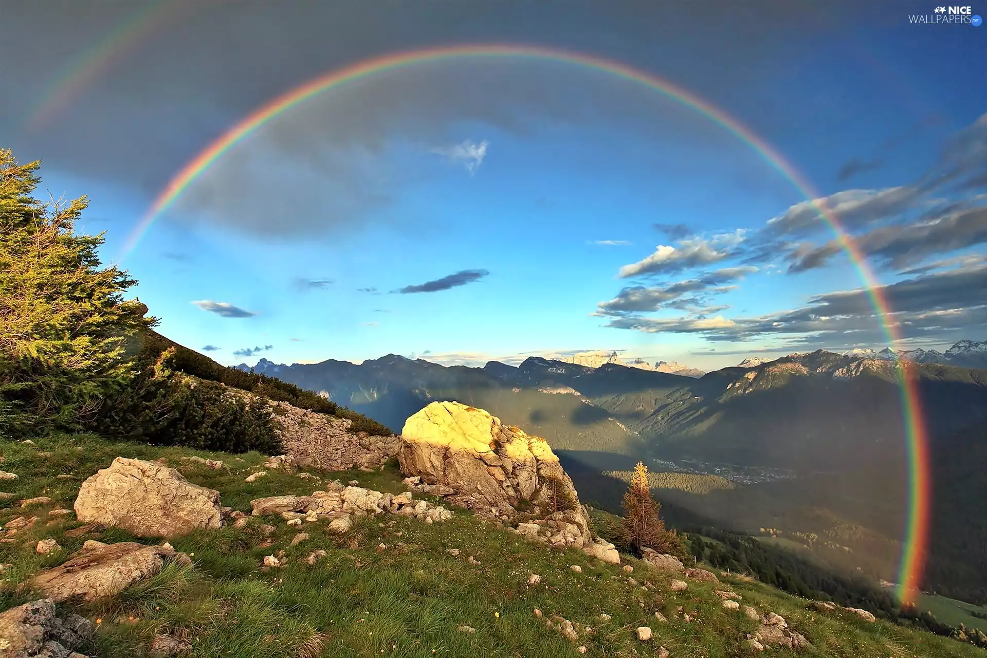 Meadow, Mountains, boulders, Przebijające, luminosity, Great Rainbows, sun, flash, ligh
