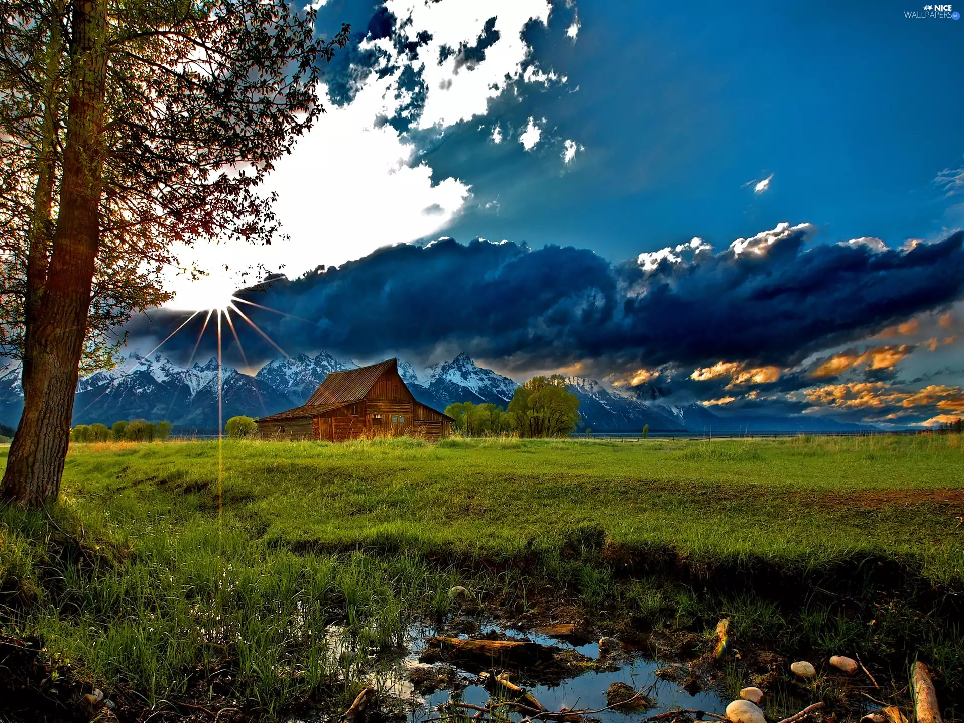 sun, Barn, Mountains, rays, car in the meadow