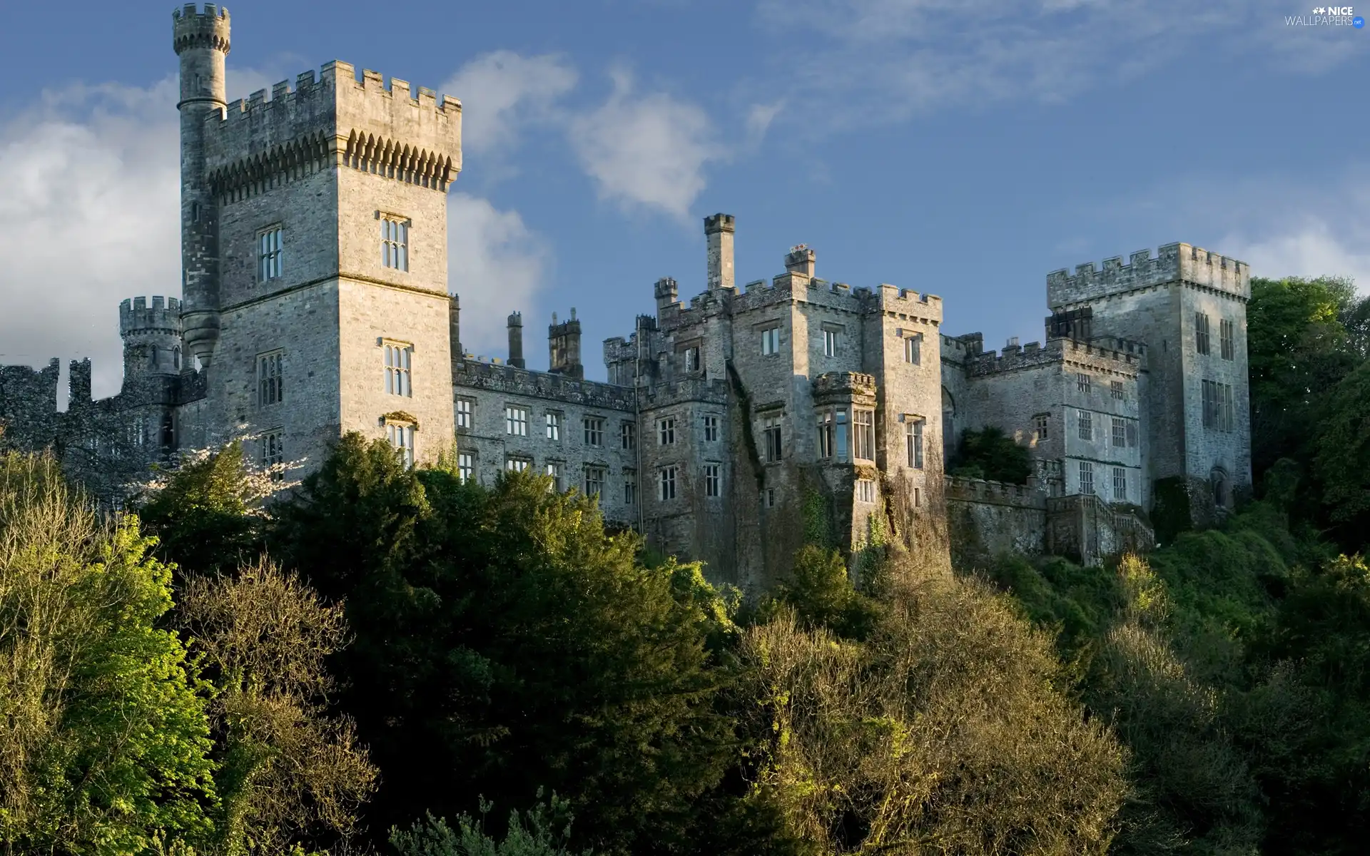 Castle, Monument