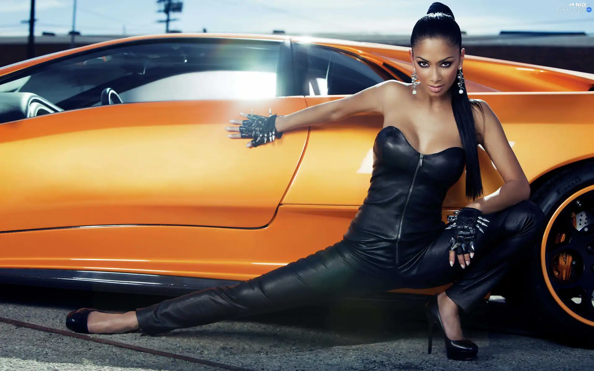 Nicole Scherzinger, Orange, motor car