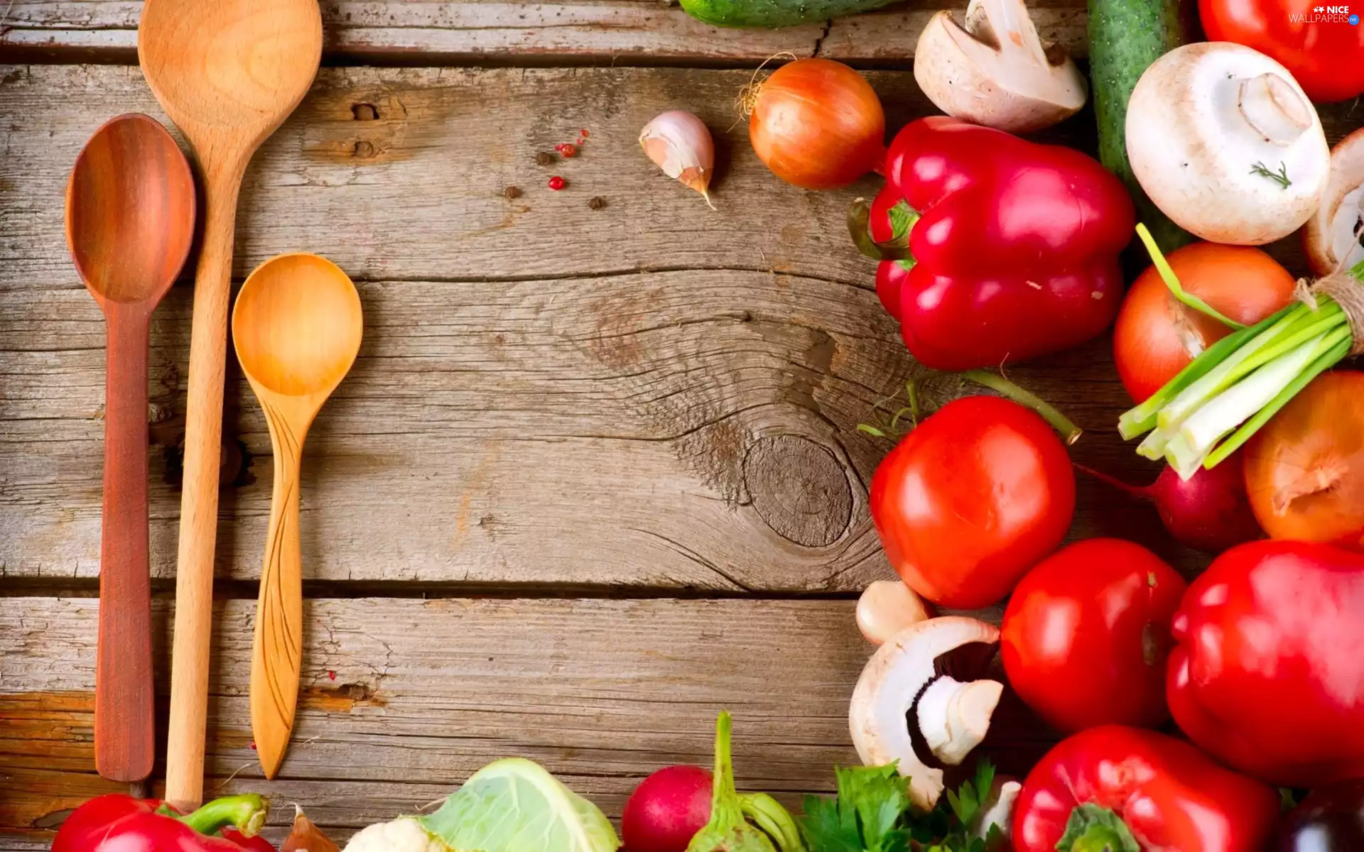 onion, pepper, wood, Mushrooms, tomatoes, garlic, Spoons