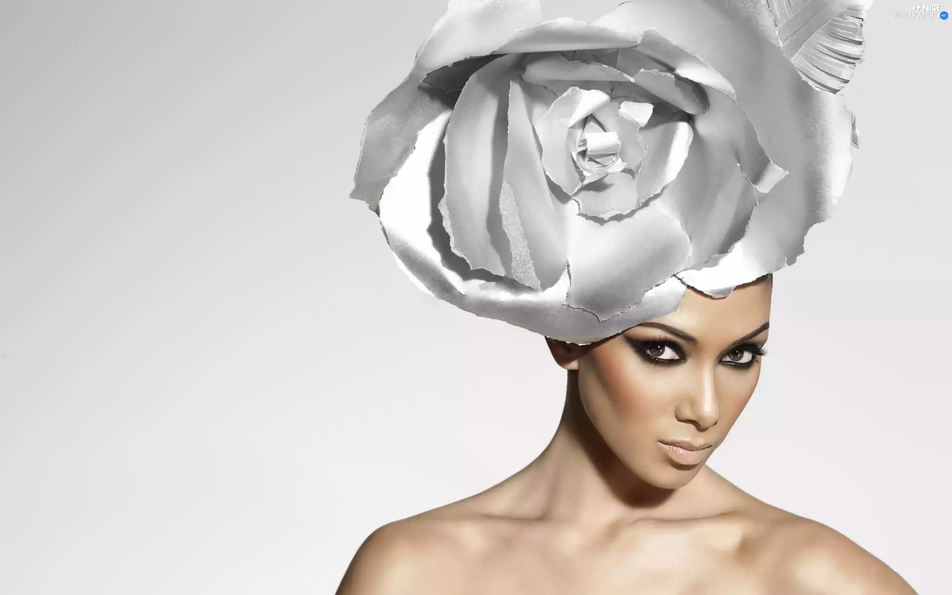 Nicole Scherzinger, Hat