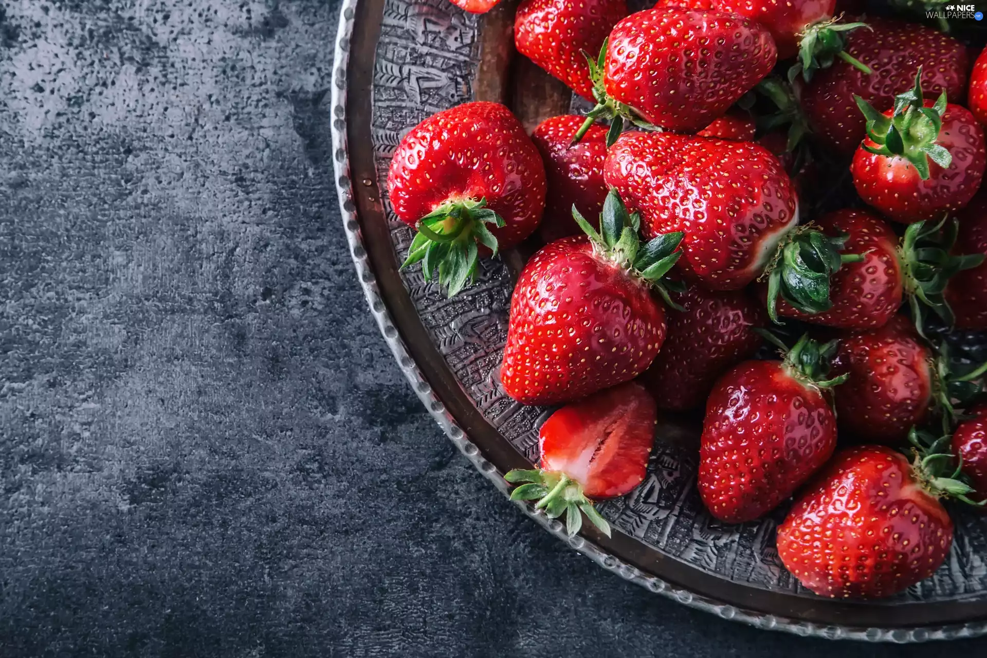 peduncle, plate, strawberries