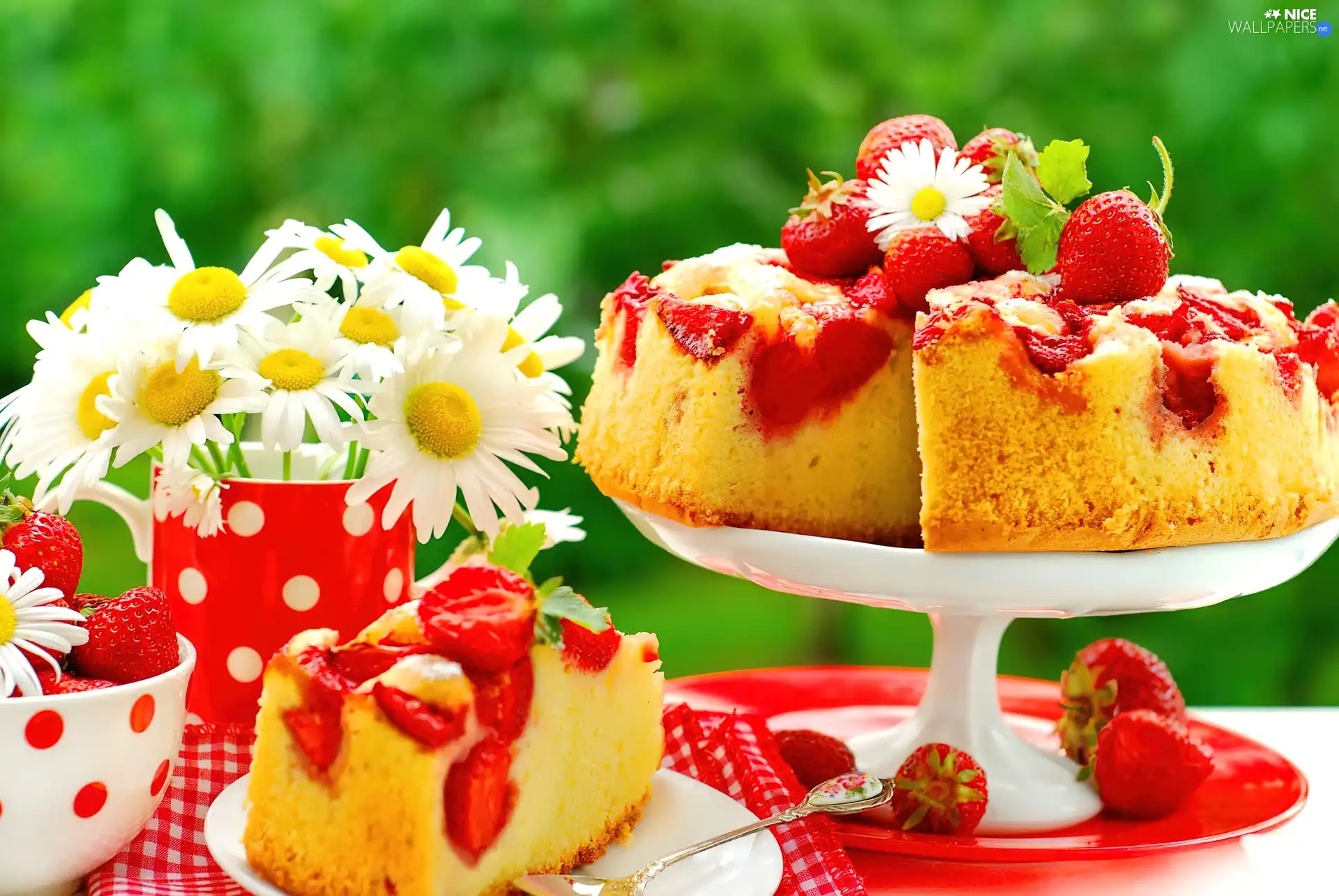 cake, Flowers, Plates, strawberries