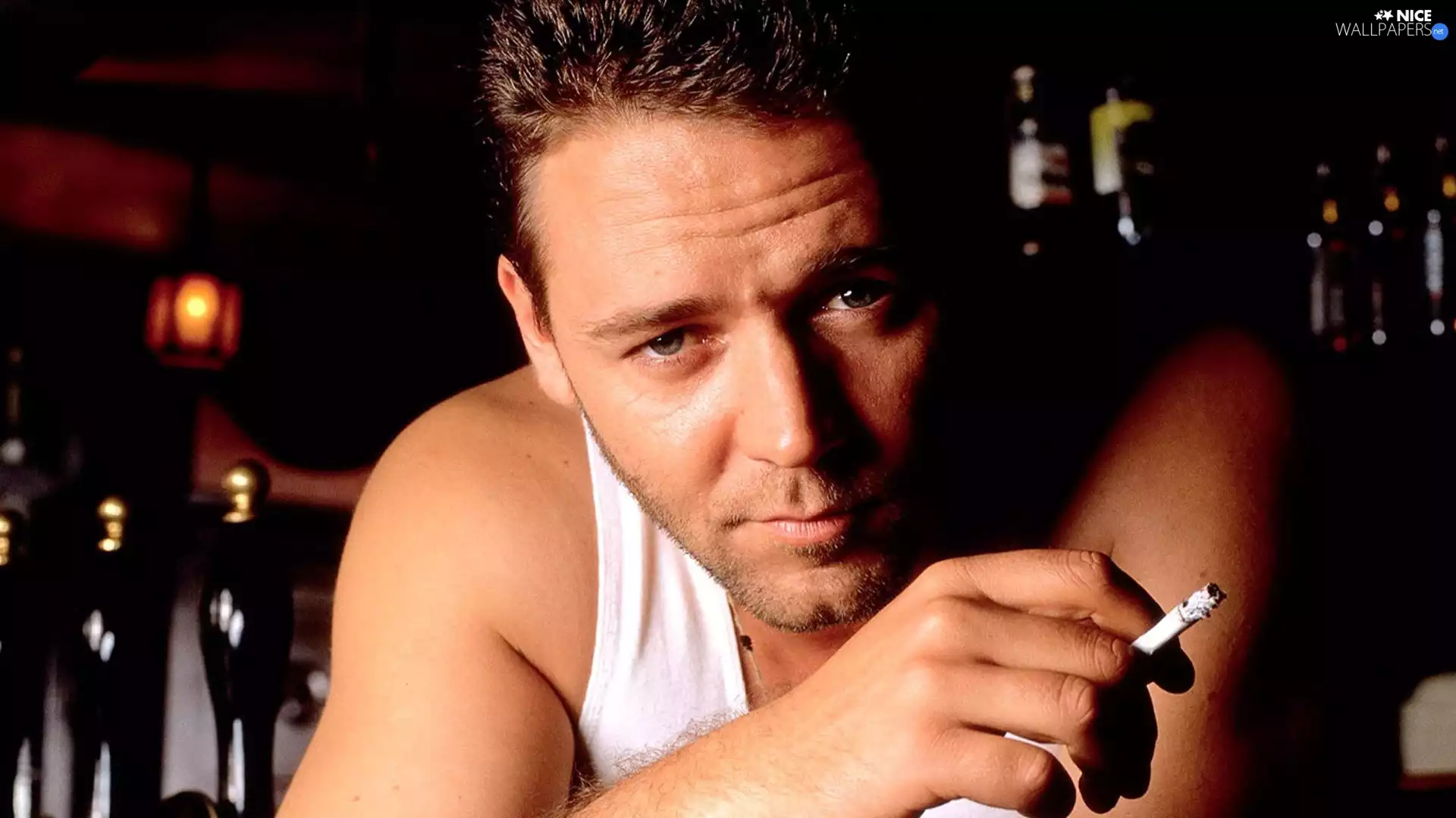 Russell Crowe, Cigarette