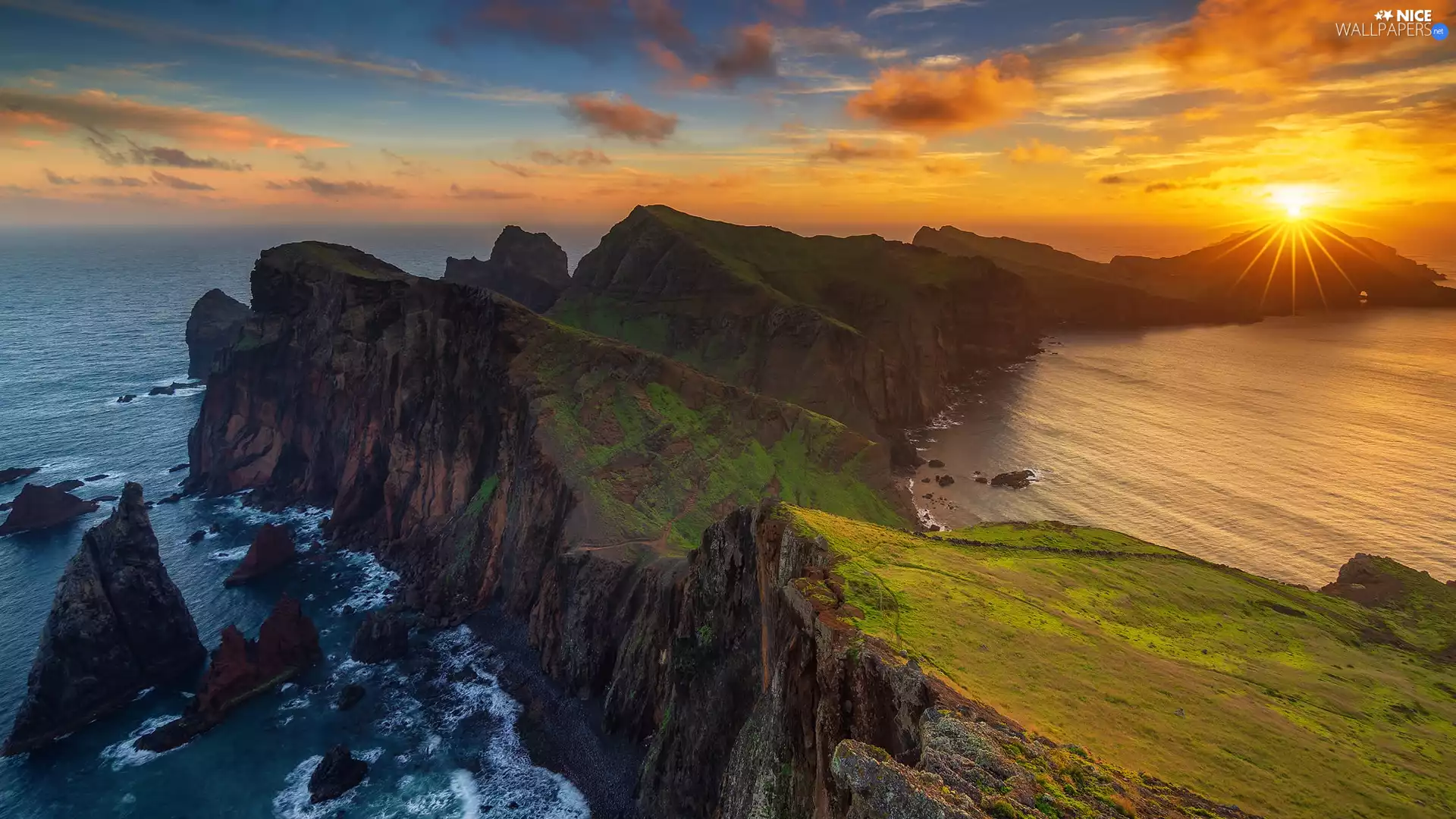 rays of the Sun, clouds, Mountains, rocks, sea