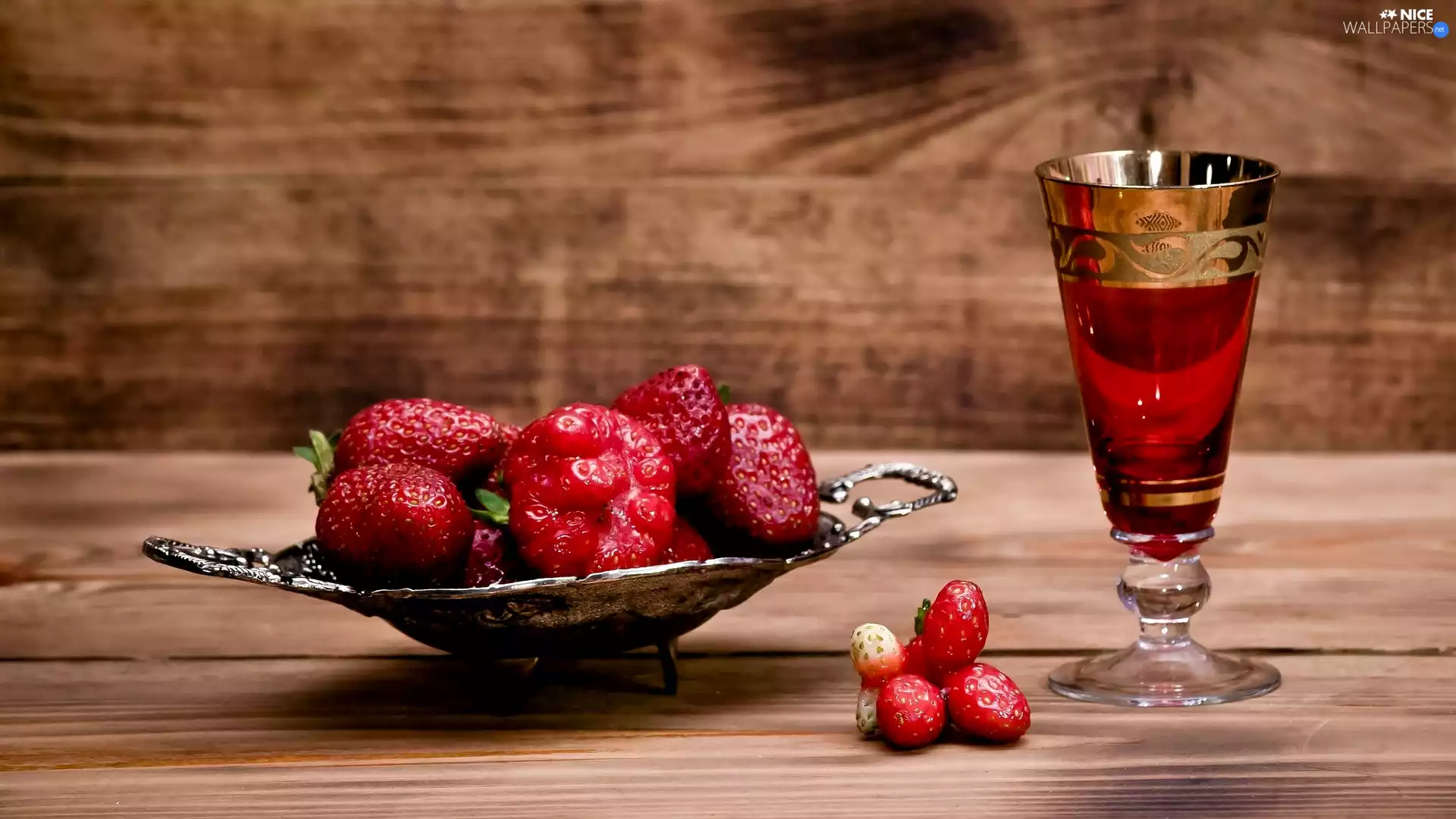 composition, plateau, glass, strawberries