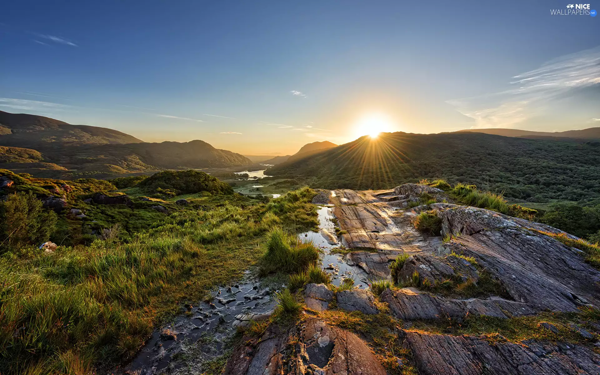 Killarney National Park, Ireland, Sunrise, rays of the Sun, viewes, grass, Rocks, trees, Mountains