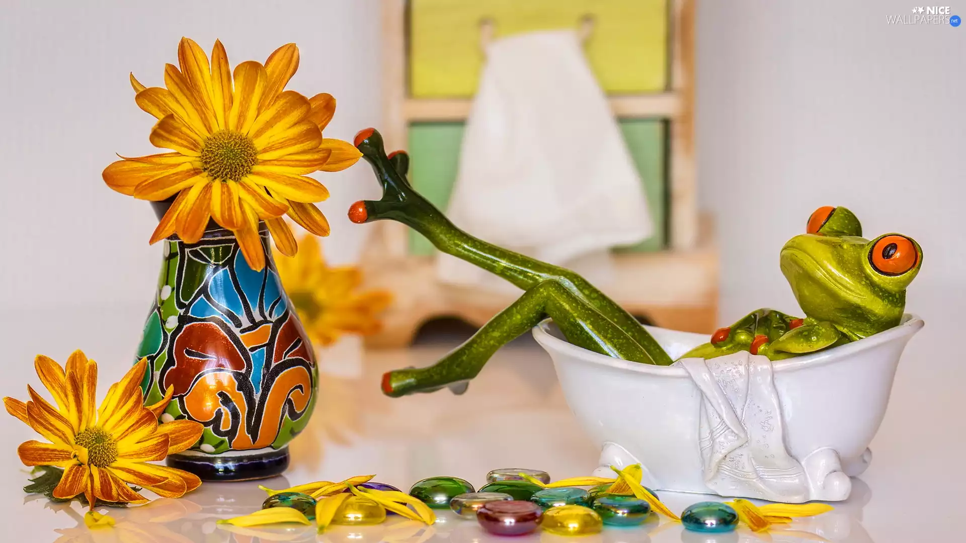 strange frog, composition, Vase, Bath, Flowers