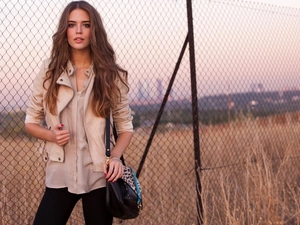 Clara Alonso, fence, grass, Purse