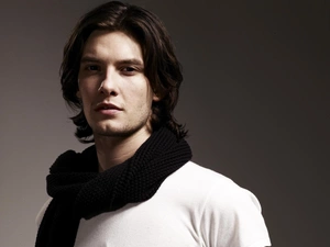 Ben Barnes, shawl