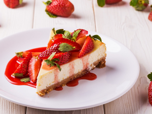 strawberries, cake, plate, boarding, sauce, cheesecake