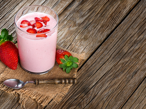 napkin, boarding, strawberries, teaspoon, cocktail
