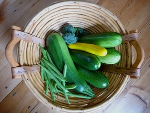 beans, broccoli, plate, zucchini, wicker
