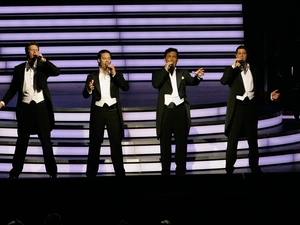 Il Divo, Scene, tails, performance