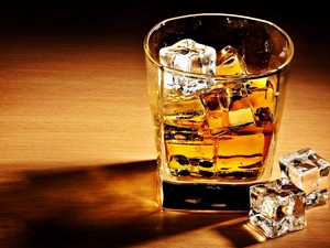 A glass, knuckle, ice, Whisky