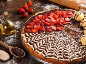 Knobs, ice cream, glaze, strawberries, cake