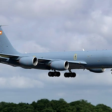 Boeing C-135 Stratotanker, landing