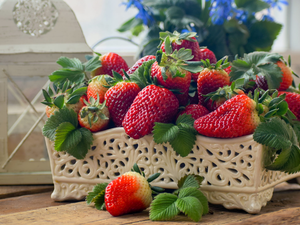 container, Castellated, strawberries, lantern, Mature, bowl