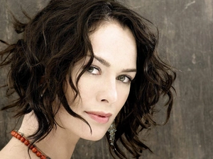 chaplet, Lena Headey, The look