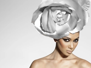 Nicole Scherzinger, Hat