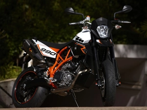 KTM 990 Supermoto, spotlight