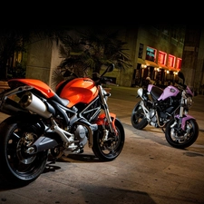 Ducati Monster 1100, Town